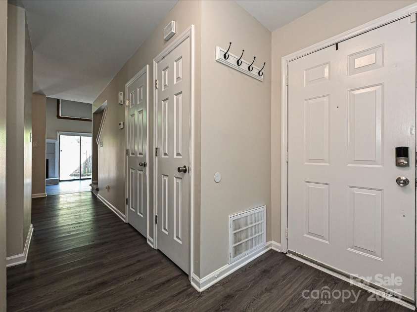 7916 Charter Oak Lane, Charlotte, NC 28226.  MLS# CAR4272766, YatesRealty ID 22722. Entryway
