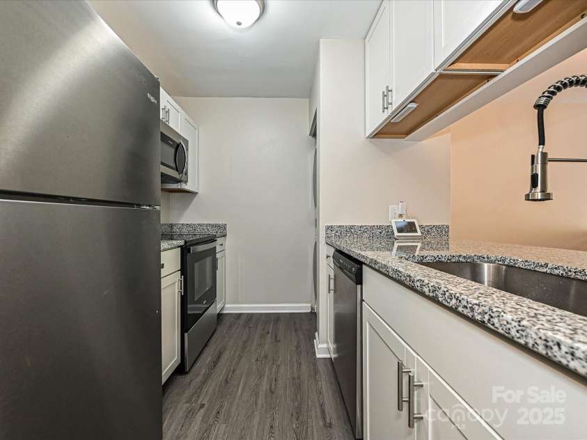 7916 Charter Oak Lane, Charlotte, NC 28226.  MLS# CAR4272766, YatesRealty ID 22722. Kitchen