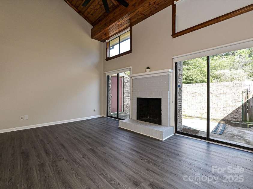 7916 Charter Oak Lane, Charlotte, NC 28226.  MLS# CAR4272766, YatesRealty ID 22722. Living Room w/ vaulted ceiling