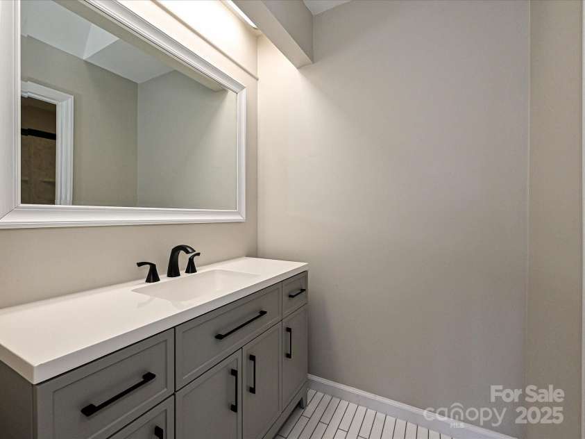 7916 Charter Oak Lane, Charlotte, NC 28226.  MLS# CAR4272766, YatesRealty ID 22722. Primary Bath