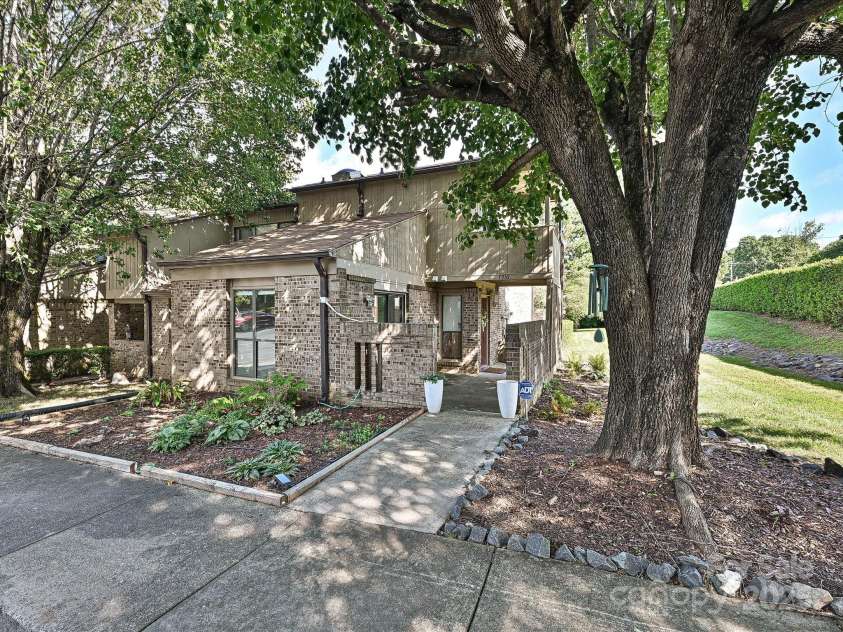 7916 Charter Oak Lane, Charlotte, NC 28226.  MLS# CAR4272766, YatesRealty ID 22722. Welcome!