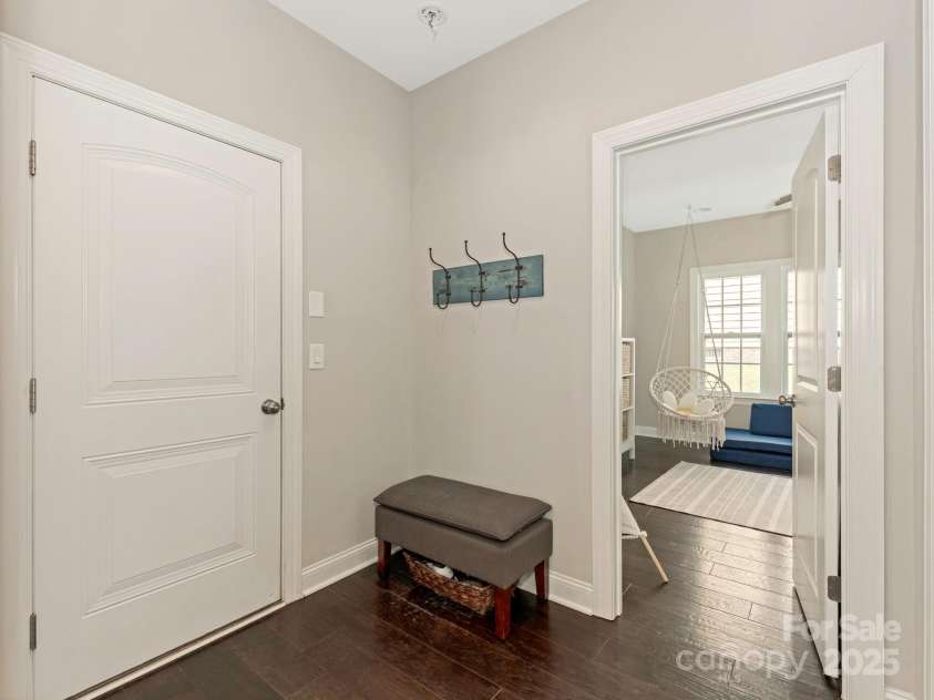 10201 Daufuskie Drive, Charlotte, NC 28278.  MLS# CAR4251189, YatesRealty ID 22723. Garage entry area