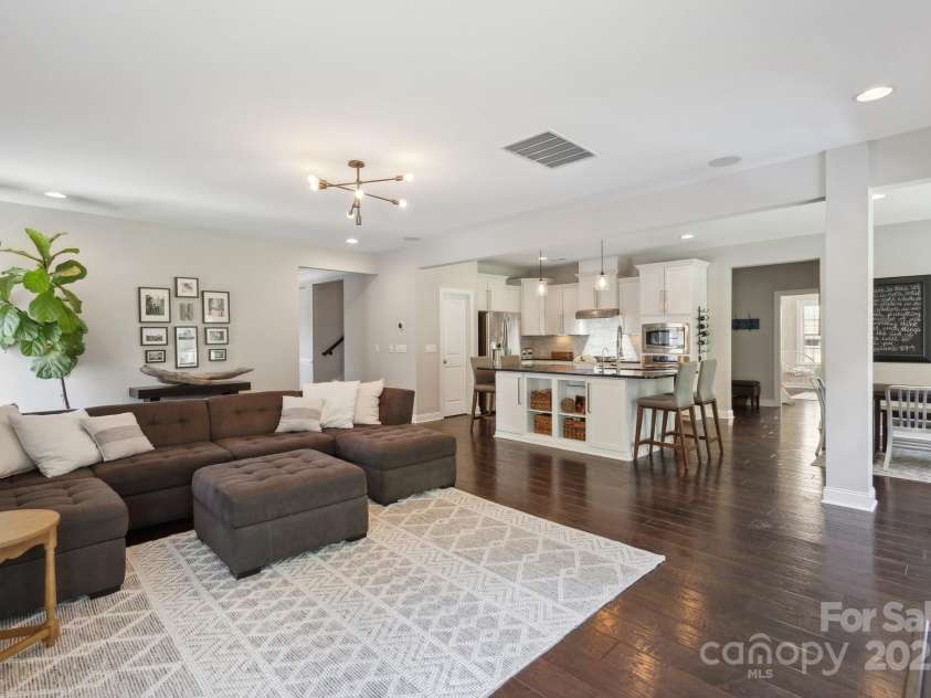 10201 Daufuskie Drive, Charlotte, NC 28278.  MLS# CAR4251189, YatesRealty ID 22723. Open Living/Kitchen area