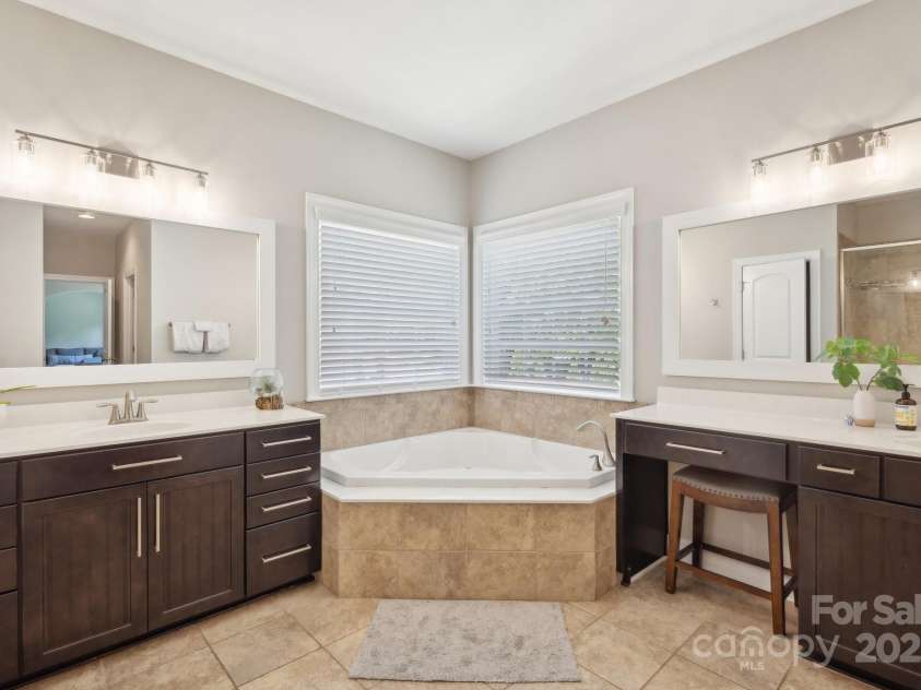 10201 Daufuskie Drive, Charlotte, NC 28278.  MLS# CAR4251189, YatesRealty ID 22723. Primary En-Suite