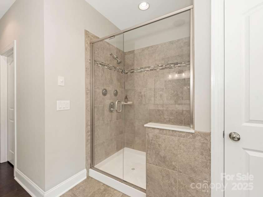 10201 Daufuskie Drive, Charlotte, NC 28278.  MLS# CAR4251189, YatesRealty ID 22723. Primary ensuite