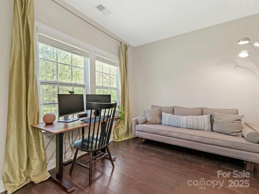 10201 Daufuskie Drive, Charlotte, NC 28278.  MLS# CAR4251189, YatesRealty ID 22723. Primary suite sitting room