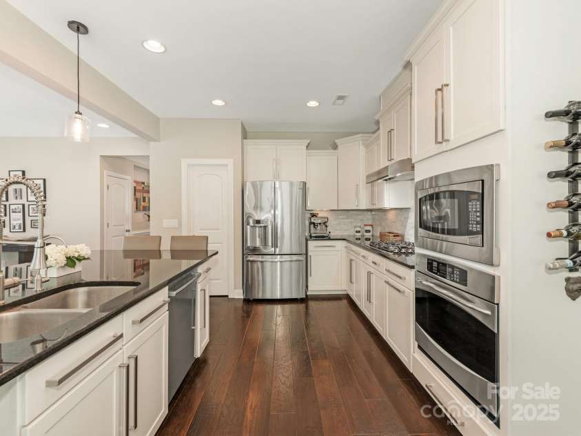 10201 Daufuskie Drive, Charlotte, NC 28278.  MLS# CAR4251189, YatesRealty ID 22723. Wall oven, gas cooktop, SS appliances