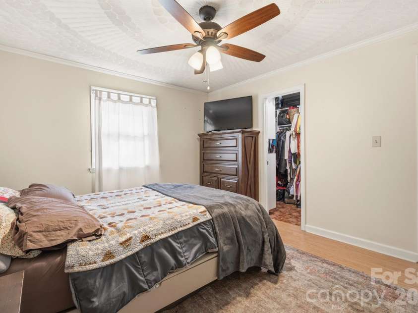305 9th Street, Newton, NC 28658.  MLS# CAR4372482, YatesRealty ID 22723. 