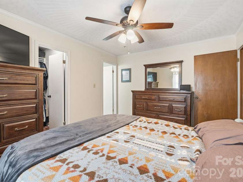 305 9th Street, Newton, NC 28658.  MLS# CAR4372482, YatesRealty ID 22723. 