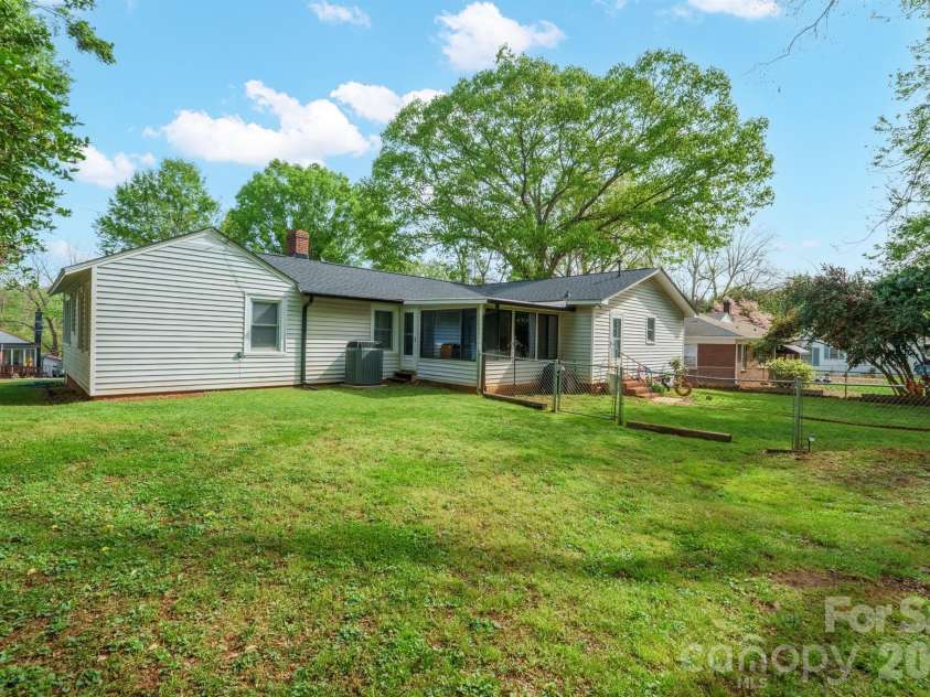 305 9th Street, Newton, NC 28658.  MLS# CAR4372482, YatesRealty ID 22723. 