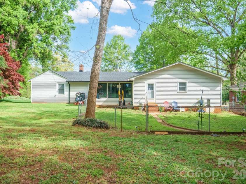 305 9th Street, Newton, NC 28658.  MLS# CAR4372482, YatesRealty ID 22723. 