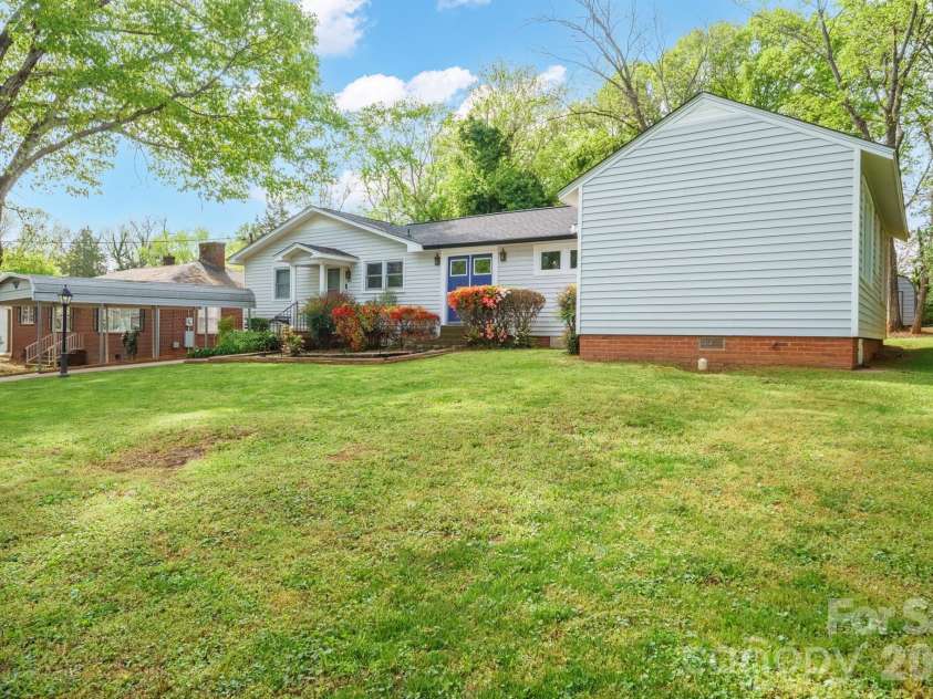305 9th Street, Newton, NC 28658.  MLS# CAR4372482, YatesRealty ID 22723. 