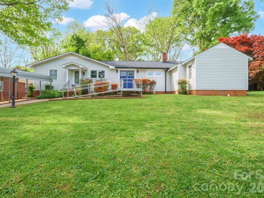 305 9th Street, Newton, NC 28658.  MLS# CAR4372482, YatesRealty ID 22723. 