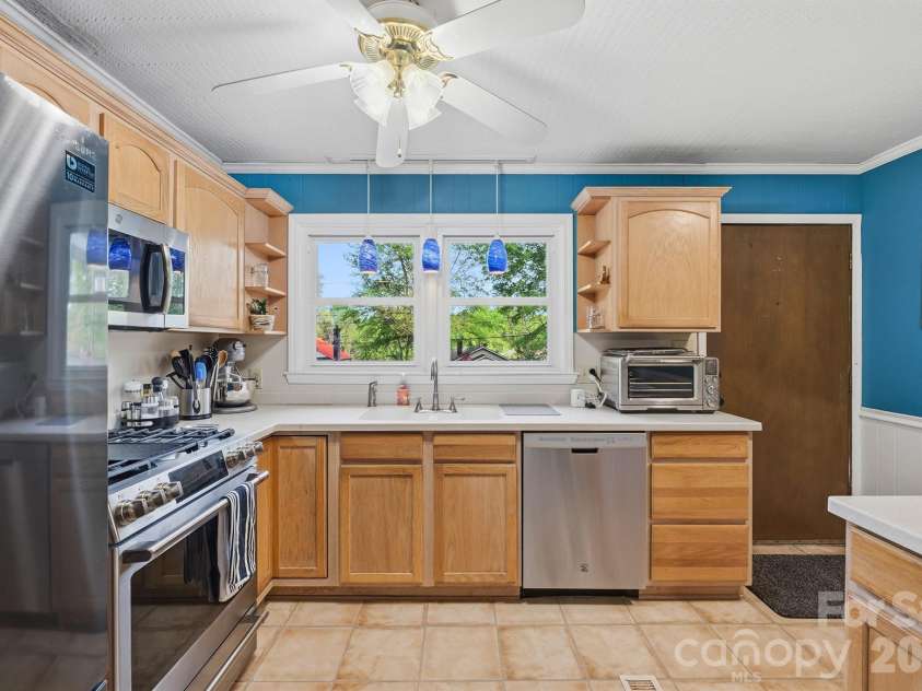 305 9th Street, Newton, NC 28658.  MLS# CAR4372482, YatesRealty ID 22723. Gas Cooktop