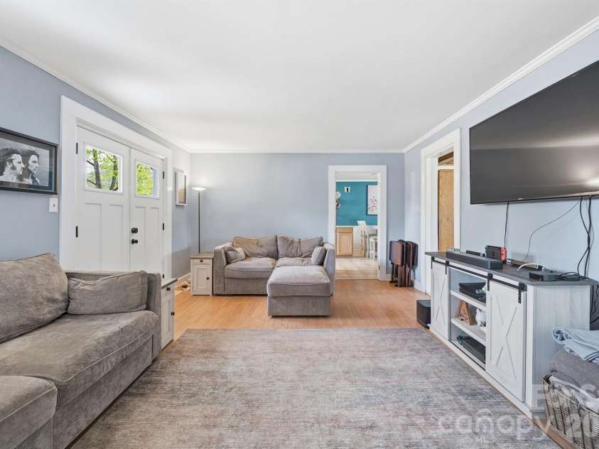 305 9th Street, Newton, NC 28658.  MLS# CAR4372482, YatesRealty ID 22723. Great Room
