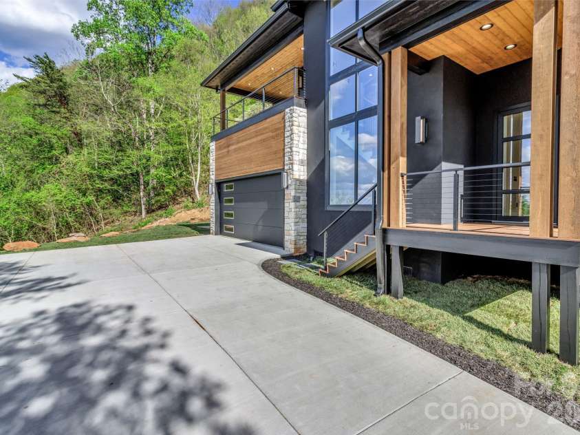 134 View Ridge Parkway, Leicester, NC 28748.  MLS# CAR4372870, YatesRealty ID 22726. 