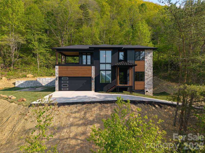 134 View Ridge Parkway, Leicester, NC 28748.  MLS# CAR4372870, YatesRealty ID 22726. 