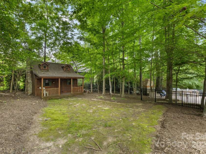 1806 Asbury Hall Court, Charlotte, NC 28209.  MLS# CAR4265884, YatesRealty ID 22727. 