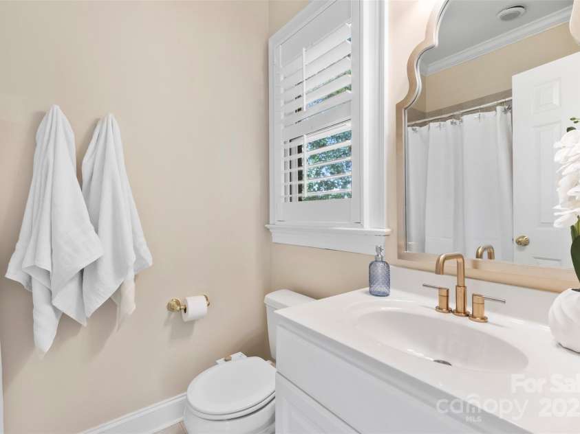 1806 Asbury Hall Court, Charlotte, NC 28209.  MLS# CAR4265884, YatesRealty ID 22727. Bedroom 3 ensuite bath