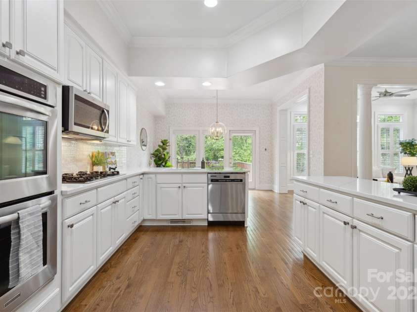 1806 Asbury Hall Court, Charlotte, NC 28209.  MLS# CAR4265884, YatesRealty ID 22727. Light-filled kitchen ready for entertaining.
