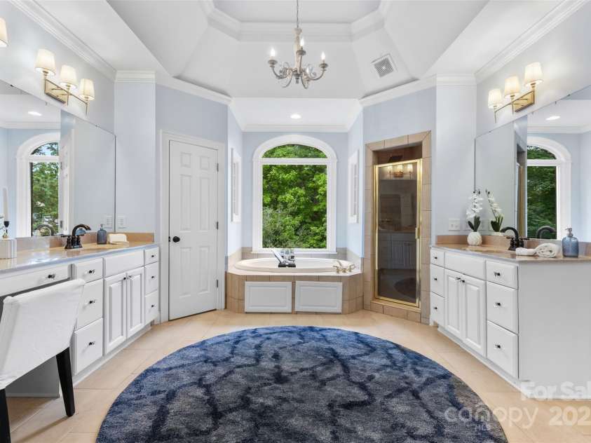 1806 Asbury Hall Court, Charlotte, NC 28209.  MLS# CAR4265884, YatesRealty ID 22727. Primary ensuite bath