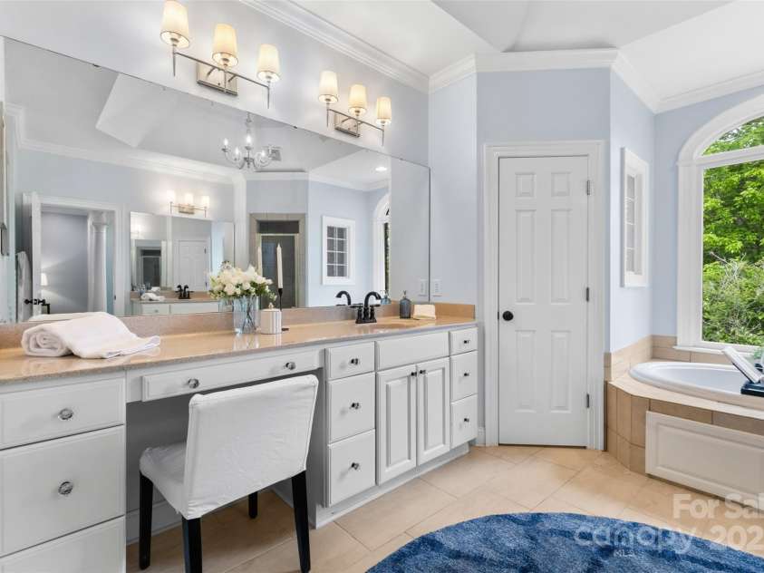 1806 Asbury Hall Court, Charlotte, NC 28209.  MLS# CAR4265884, YatesRealty ID 22727. Primary ensuite bath