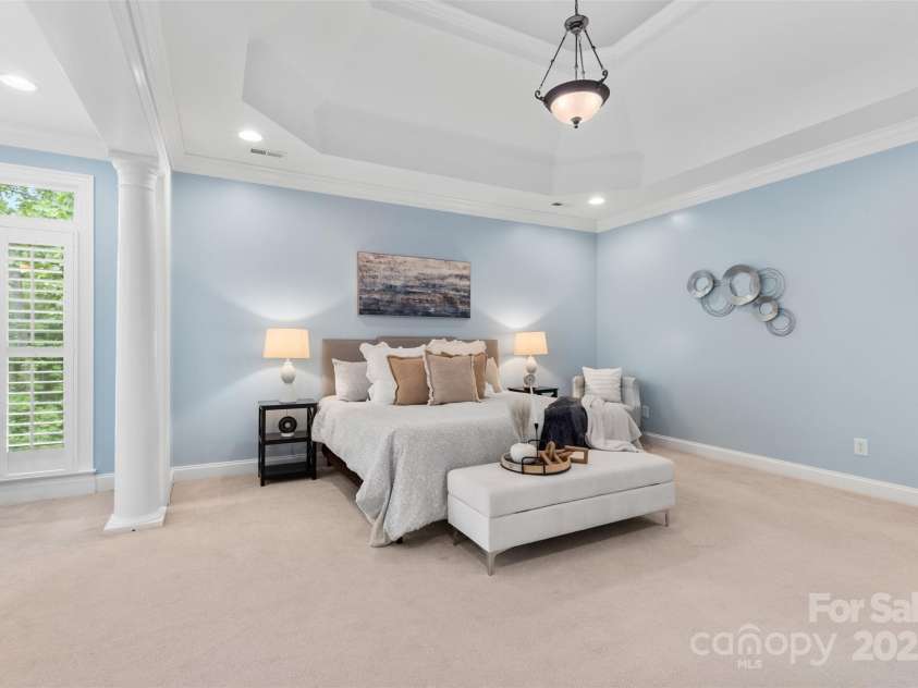 1806 Asbury Hall Court, Charlotte, NC 28209.  MLS# CAR4265884, YatesRealty ID 22727. Upstairs primary bedroom with ensuite bath.