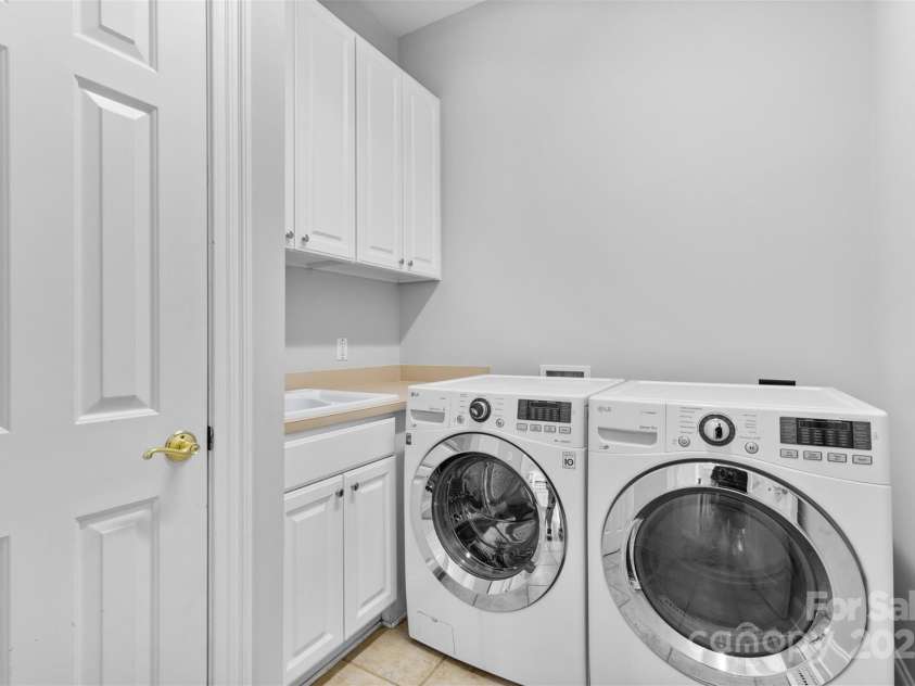 1806 Asbury Hall Court, Charlotte, NC 28209.  MLS# CAR4265884, YatesRealty ID 22727. Washer/dryer laundry room located off of kitchen near garage entry.