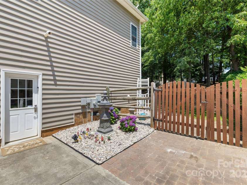 122 Laurel Glen Drive, Mooresville, NC 28115.  MLS# CAR4266976, YatesRealty ID 22728. 