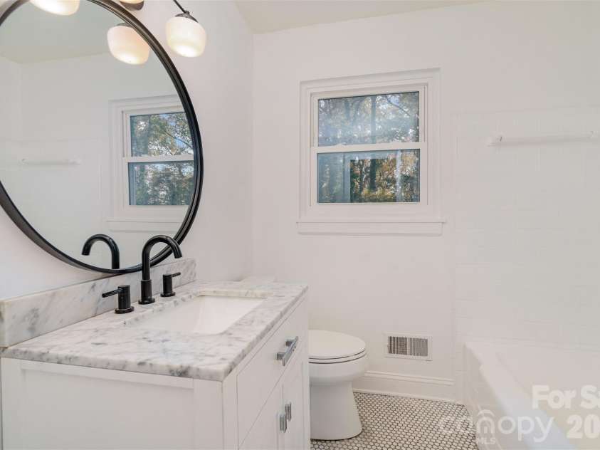 1118 Jenkins Drive, Charlotte, NC 28212.  MLS# CAR4314776, YatesRealty ID 2273. Hall Futh bath 