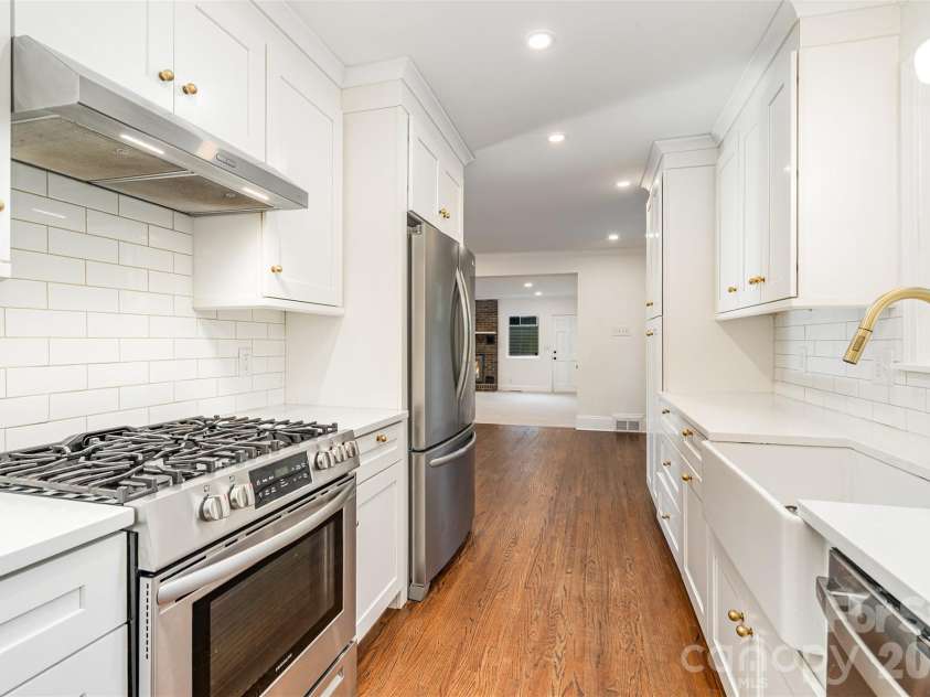 1118 Jenkins Drive, Charlotte, NC 28212.  MLS# CAR4314776, YatesRealty ID 2273. Kitchen - Quartz Counters