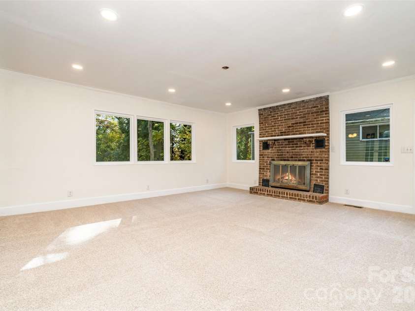 1118 Jenkins Drive, Charlotte, NC 28212.  MLS# CAR4314776, YatesRealty ID 2273. Natural Light