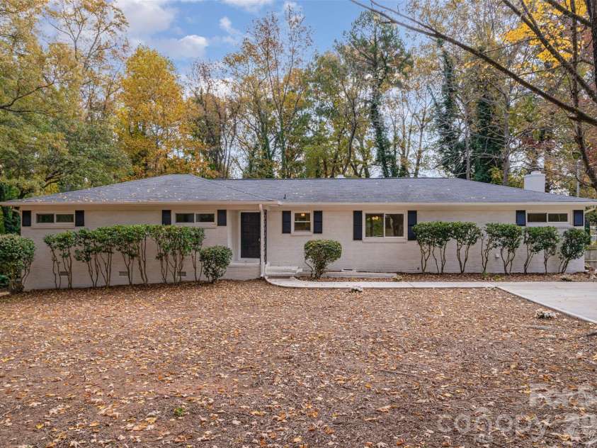 1118 Jenkins Drive, Charlotte, NC 28212.  MLS# CAR4314776, YatesRealty ID 2273. Spacious Front Yard