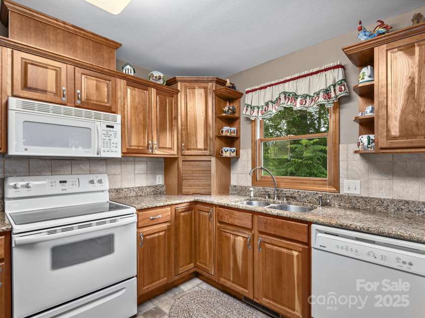 132 Rabbit Ham Road, Leicester, NC 28748.  MLS# CAR4270318, YatesRealty ID 22731. 