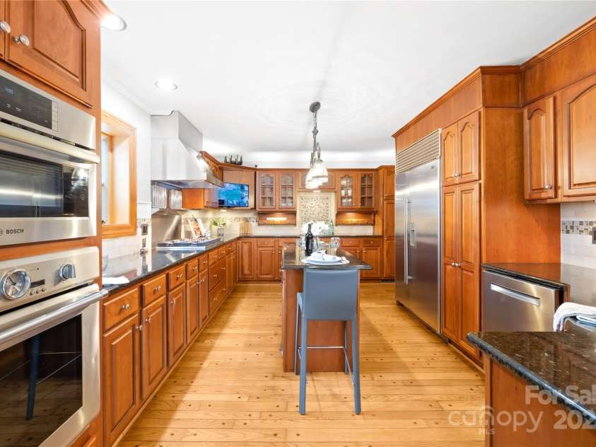 158 Regency Road, Mooresville, NC 28117.  MLS# CAR4242113, YatesRealty ID 22733. High-end appliances featured in this expansive kitchen