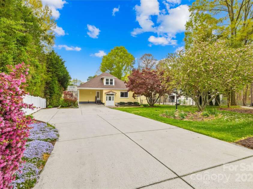 158 Regency Road, Mooresville, NC 28117.  MLS# CAR4242113, YatesRealty ID 22733. Large expansive driveway