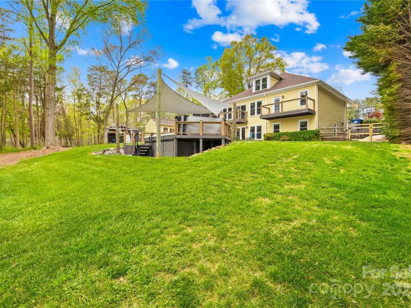158 Regency Road, Mooresville, NC 28117.  MLS# CAR4242113, YatesRealty ID 22733. Lush green lawn