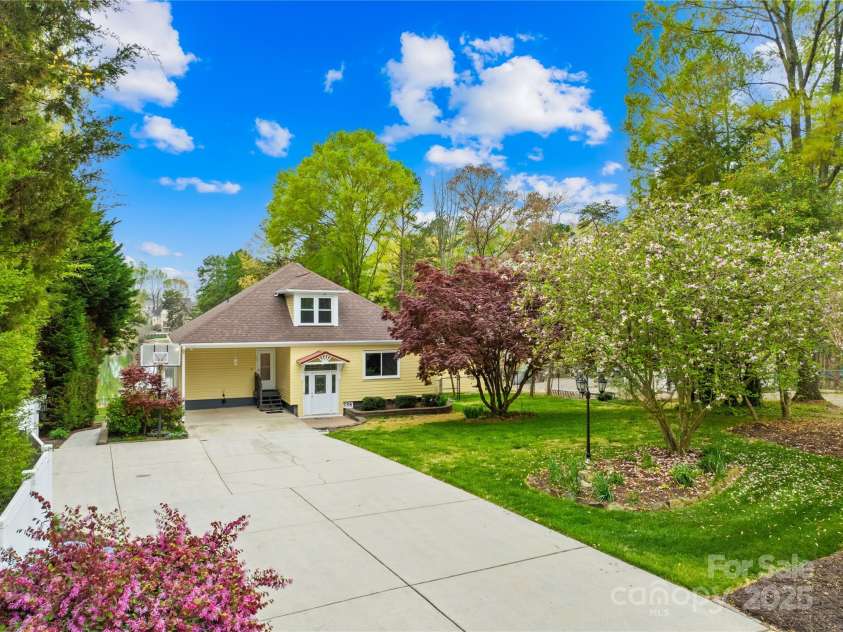 158 Regency Road, Mooresville, NC 28117.  MLS# CAR4242113, YatesRealty ID 22733. Spring is here with 'park-like' landscaping and gardens