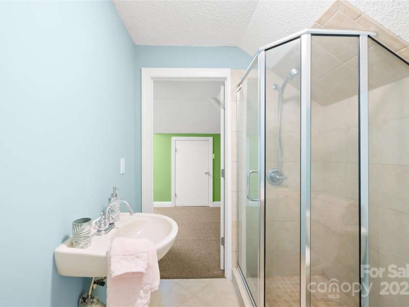 158 Regency Road, Mooresville, NC 28117.  MLS# CAR4242113, YatesRealty ID 22733. Upstairs full bathroom