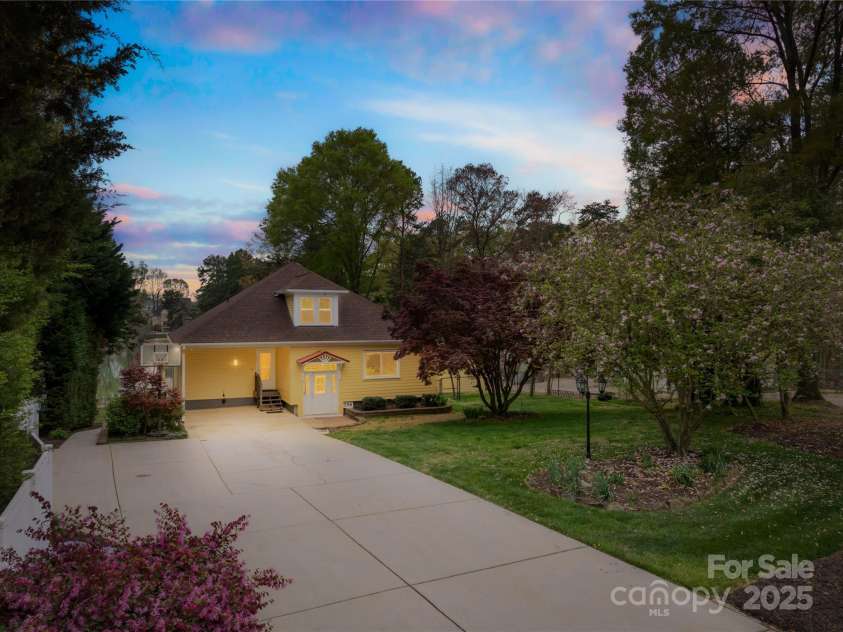 158 Regency Road, Mooresville, NC 28117.  MLS# CAR4242113, YatesRealty ID 22733. Welcome home to 158 Regency Rd!