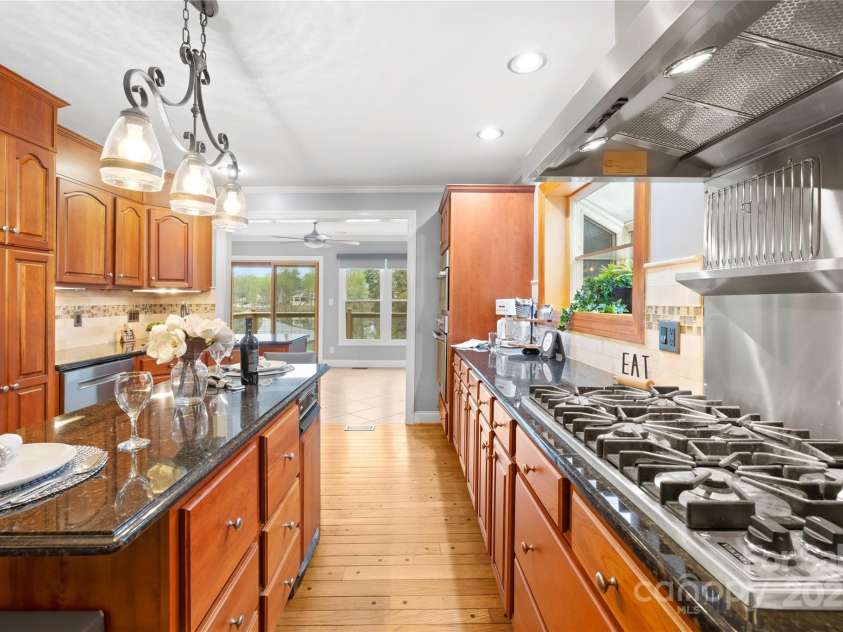 158 Regency Road, Mooresville, NC 28117.  MLS# CAR4242113, YatesRealty ID 22733. You have to see this kitchen in person!