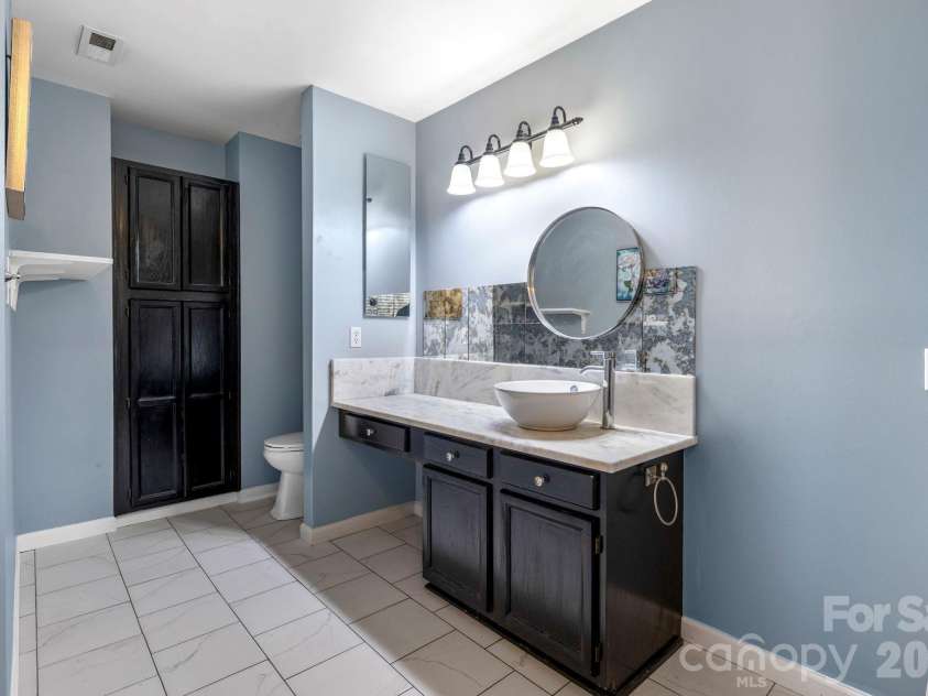 2133 Highland View Lane, Charlotte, NC 28214.  MLS# CAR4372769, YatesRealty ID 22734. 