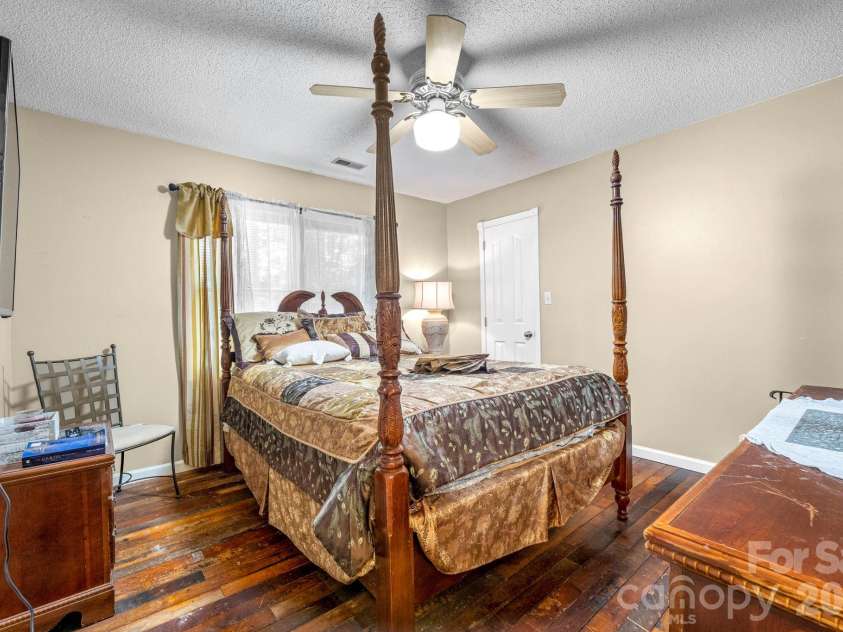 2133 Highland View Lane, Charlotte, NC 28214.  MLS# CAR4372769, YatesRealty ID 22734. 