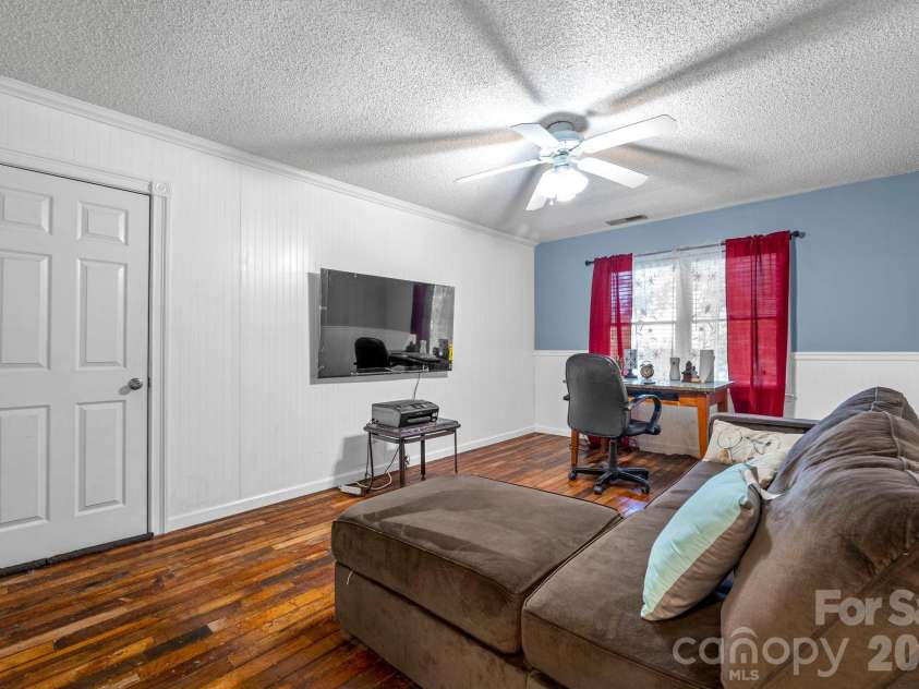 2133 Highland View Lane, Charlotte, NC 28214.  MLS# CAR4372769, YatesRealty ID 22734. 