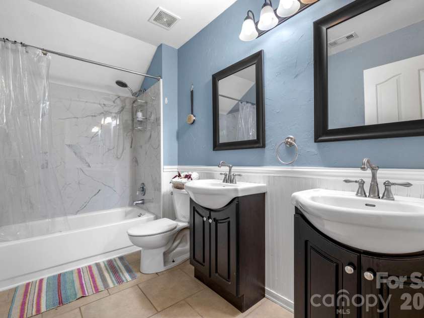 2133 Highland View Lane, Charlotte, NC 28214.  MLS# CAR4372769, YatesRealty ID 22734. 