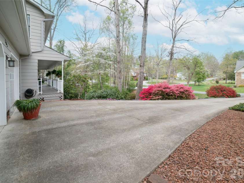 105 Horse Shoe Lane, Morganton, NC 28655.  MLS# CAR4377621, YatesRealty ID 22736. 