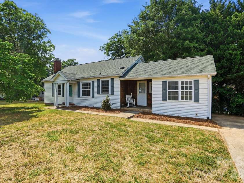 208 Jackson Terrace, Clover, SC 29710.  MLS# CAR4371791, YatesRealty ID 22738. 
