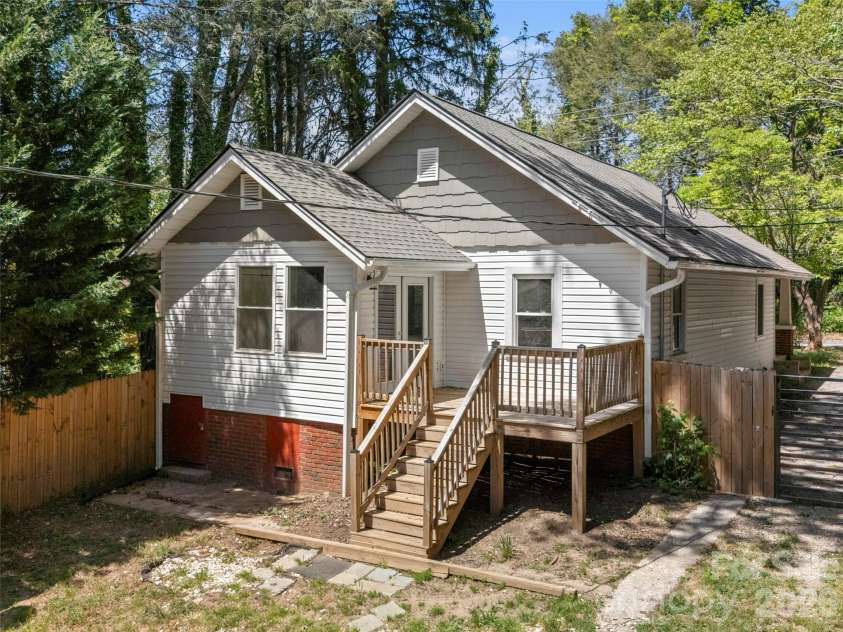 926 Chapel Road, Asheville, NC 28803.  MLS# CAR4374168, YatesRealty ID 22739. 