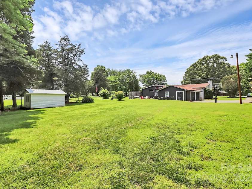 9808 Washam Potts Road, Cornelius, NC 28031.  MLS# CAR4227538, YatesRealty ID 22739. 