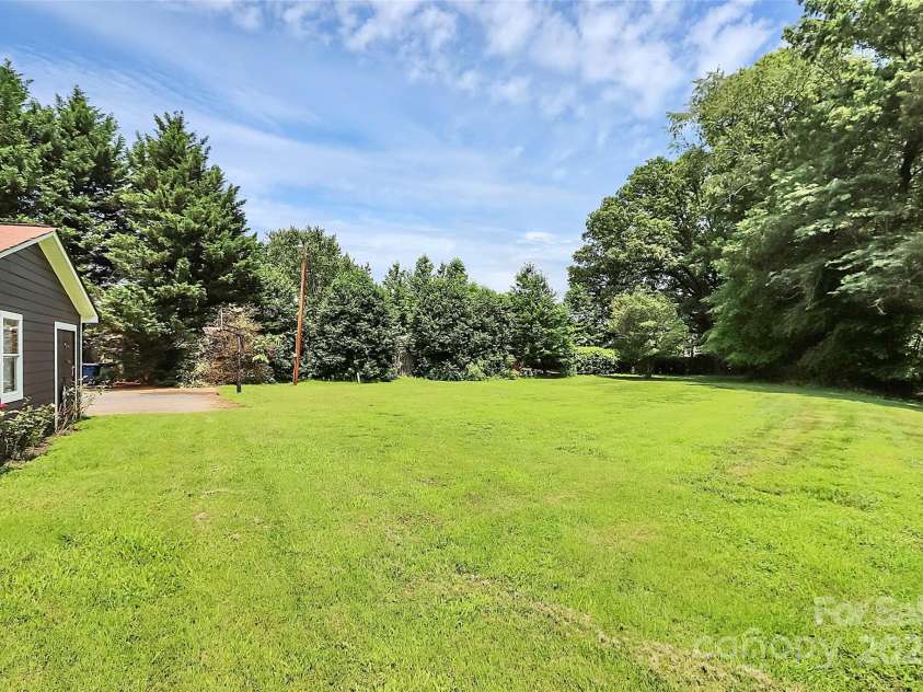 9808 Washam Potts Road, Cornelius, NC 28031.  MLS# CAR4227538, YatesRealty ID 22739. 